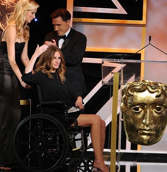 Σοκάρει η Julia Roberts σε αναπηρικό καροτσάκι!