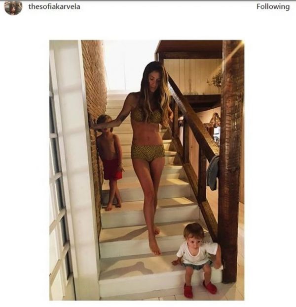 Σοφία Καρβέλα: Οι διακοπές στη Μύκονο με τα παιδιά και την μητέρα της, Άννα Βίσση