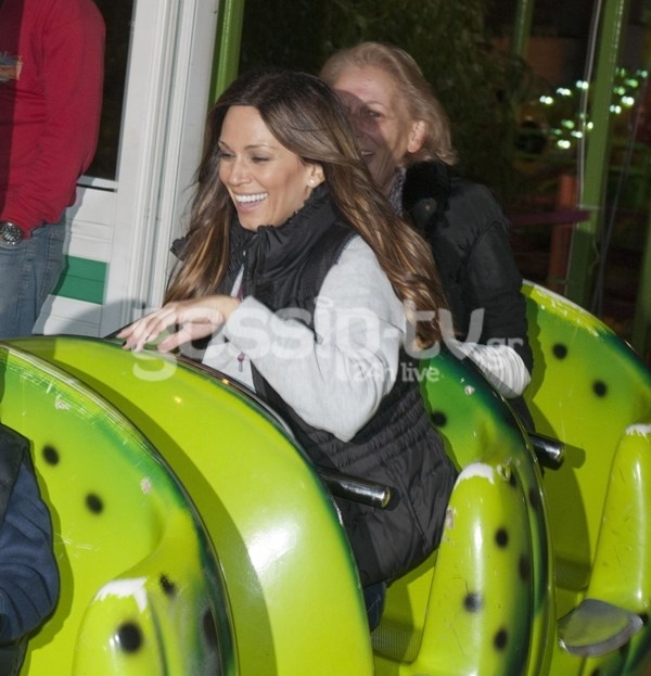 Έλλη Κοκκίνου: Στο λούνα παρκ με το γιο και τη μητέρα της