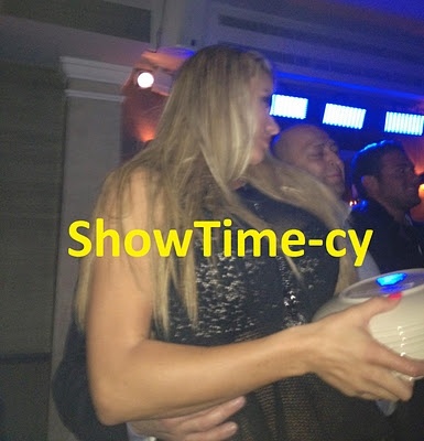 Δείτε την Katie Price να το γλεντάει αλά ελληνικά!