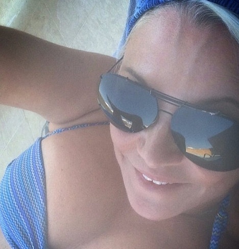 H selfie της Κορομηλά από την παραλία!