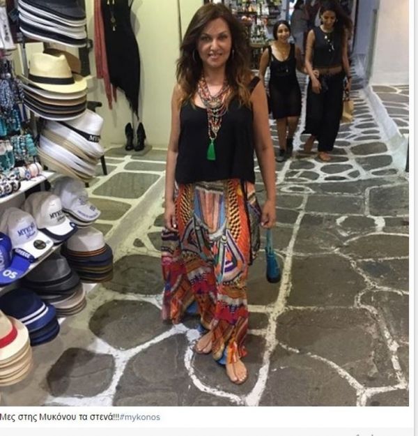 Η Καίτη Γαρμπή στα σοκάκια της Μυκόνου