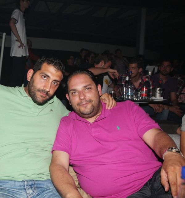 Ο Διονυσίου στο μικρόφωνο και ο Βέρτης στο μπουζούκι