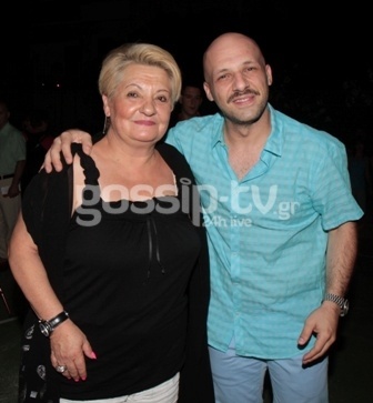 Έσκυψε και φάνηκαν (σχεδόν) όλα! Ποια είναι; 