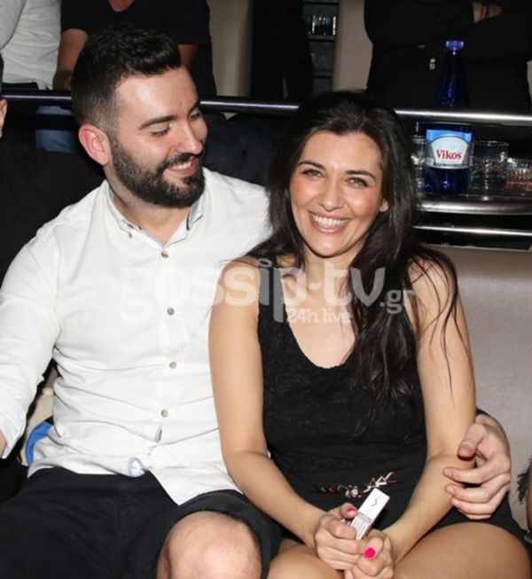 Ασυγκράτητοι! Τα καυτά φιλιά του ερωτευμένου ζευγαριού σε δημόσια θέα! 