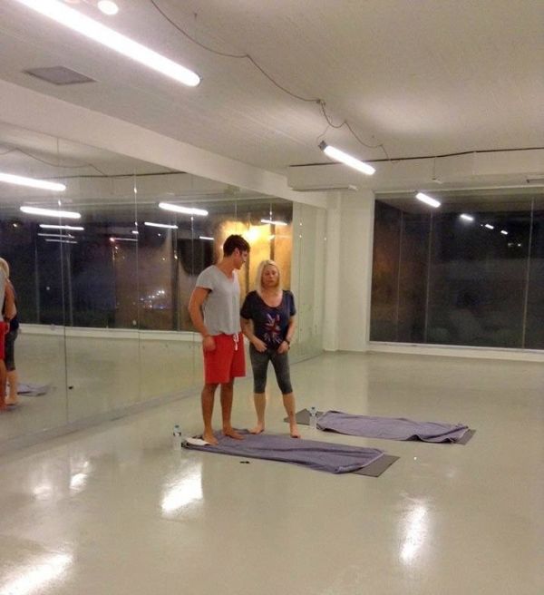 Η Ρούλα Κορομηλά «λιώνει» στη hot yoga (Φωτό)