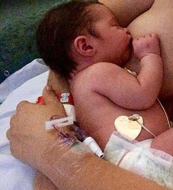 Η κόρη της έγινε ενός και θυμήθηκε όταν την θήλαζε στο μαιευτήριο (φωτό)