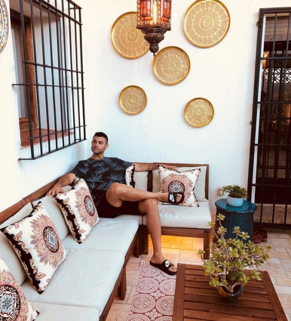 Δείτε πώς είναι σήμερα ο Σαρμπέλ. Εσείς θα τον αναγνωρίζατε στον δρόμο;