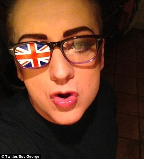 Με μαυρισμένο μάτι γνωστός τραγουδιστής μετά από επίθεση! (φωτό)