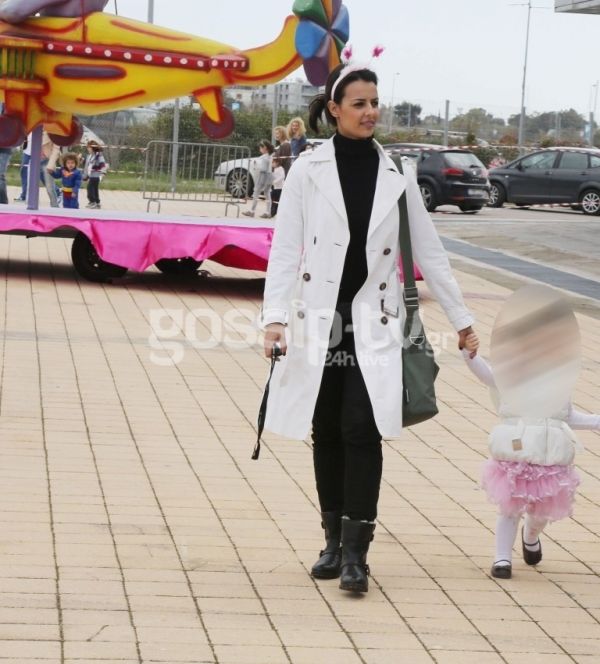 Οικογενειακή βόλτα για την Όλγα Λαφαζάνη και τον Νίκο Οικονόμου