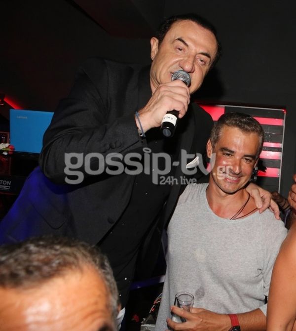 Ο Άρης Σπηλιωτόπουλος στο τσακίρ κέφι αγκαλιά με μελαχρινή καλλονή στη Μύκονο