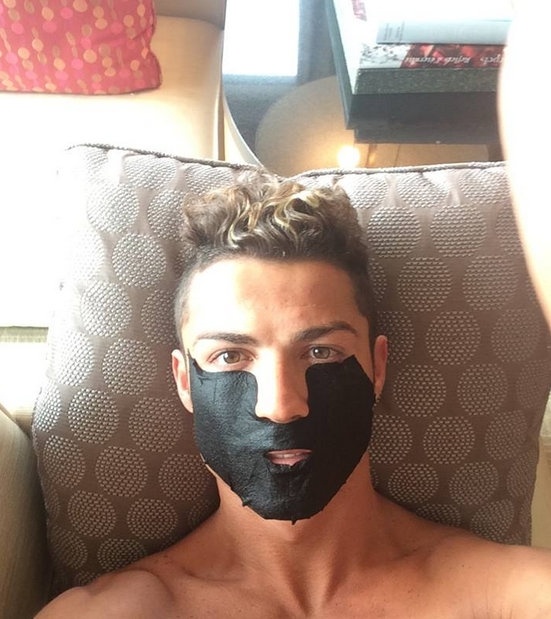 Η selfie του Ρονάλντο με μάσκα ομορφιάς!