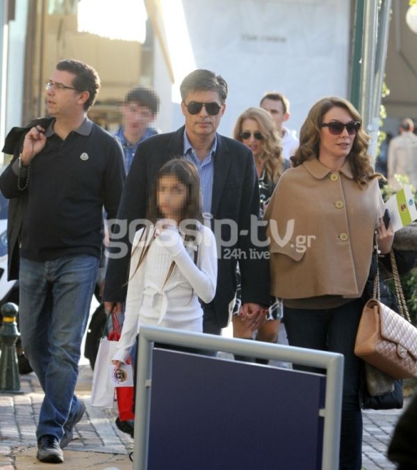 Τατιάνα Στεφανίδου-Νίκος Ευαγγελάτος: Χριστουγεννιάτικες αγορές με τα παιδιά τους