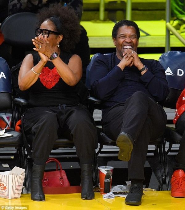 Denzel Washington: Σε αγώνα των Lakers με την σύζυγό του