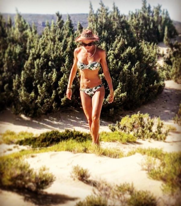 Κόβει η ανάσες η Νικολέττα Καρρά με το μπικίνι της