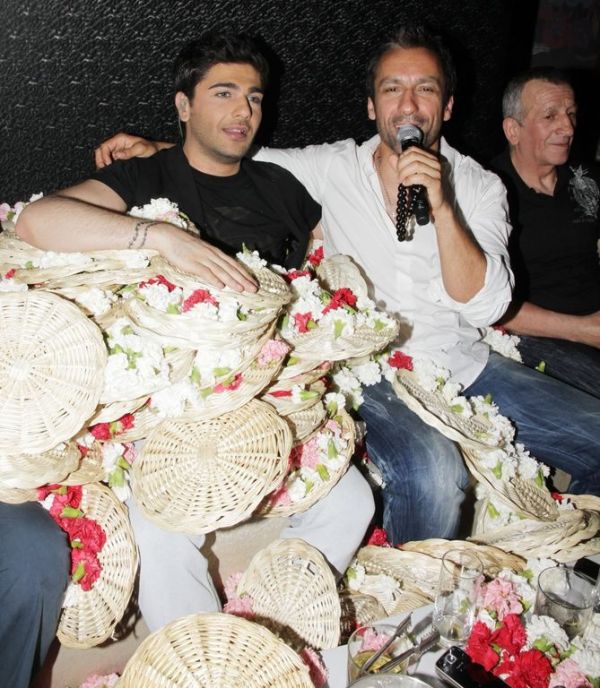 Άγρια η μάχη του Διονύση Μακρή με τα... λουλούδια!