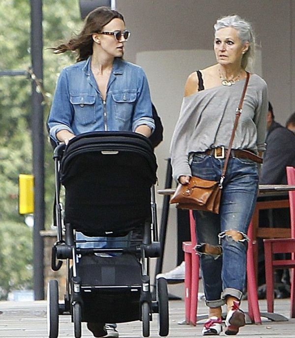 Με την μαμά και την κόρη της βγήκαν για ψώνια!