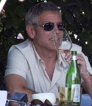 Ο Clooney είναι εργένης και το… γιορτάζει! 