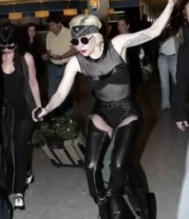 Δείτε καρέ καρέ την τούμπα της Lady Gaga στο αεροδρόμιο!
