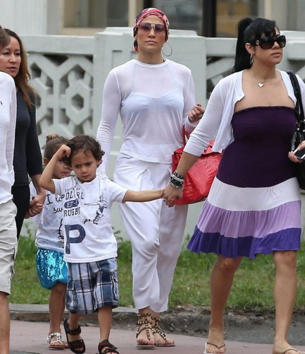 Jennifer Lopez: Χαλαρές στιγμές με τα παιδιά της στο Μαϊάμι (φωτό)