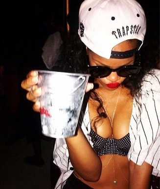 Γνωστή τραγουδίστρια μας δείχνει το… στήθος της στο twitter!