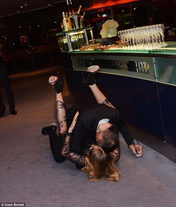 Ήπιαν τόσο πολύ που... σαβουριάστηκαν στο κόκκινο χαλί!