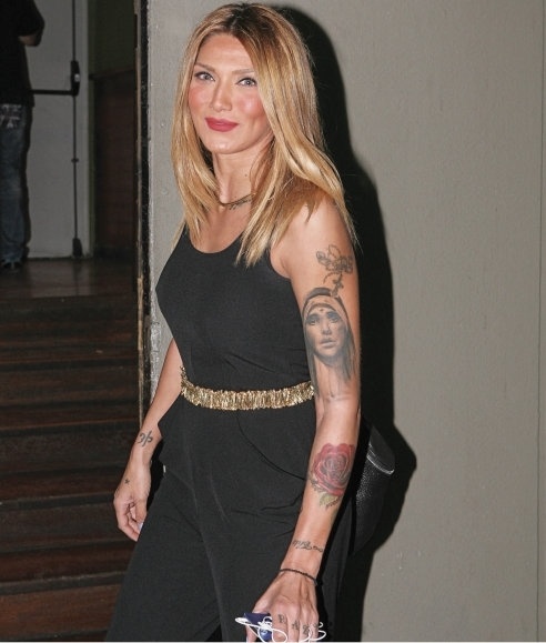 Η μορφή της Παναγίας στο μπράτσο γνωστής Ελληνίδας τραγουδίστριας!