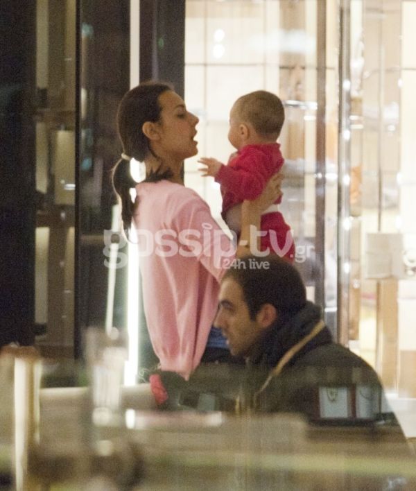 Τα παιχνίδια της Όλγας Λαφαζάνη με την κόρη της