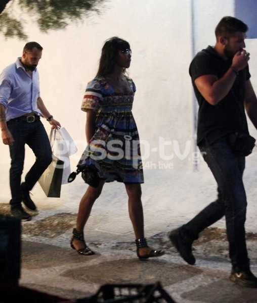 Το κρυφτούλι της Naomi Campbell με τους παπαράτσι!