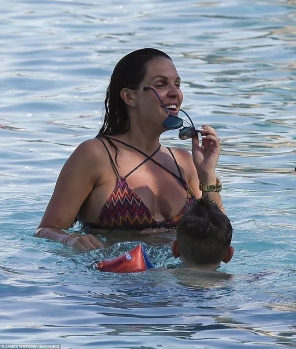 Βουτιές με την οικογένειά της λίγο πριν γεννήσει