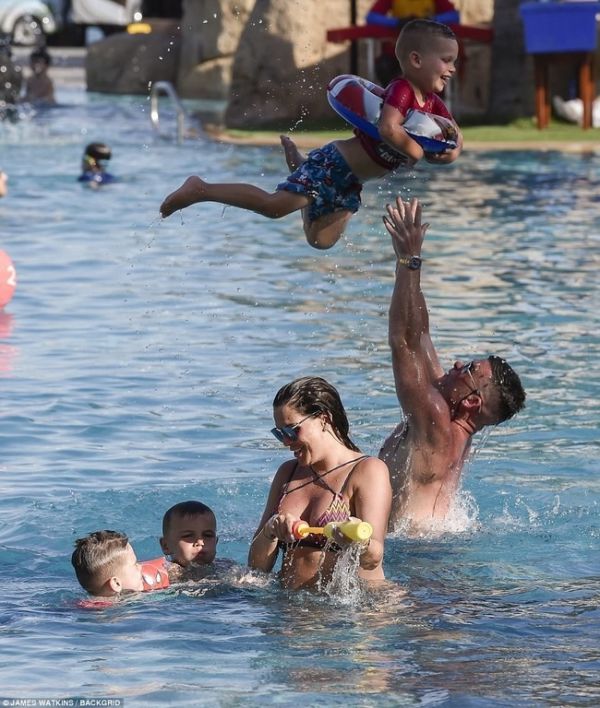 Βουτιές με την οικογένειά της λίγο πριν γεννήσει