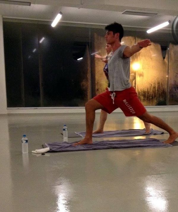 Η Ρούλα Κορομηλά «λιώνει» στη hot yoga (Φωτό)