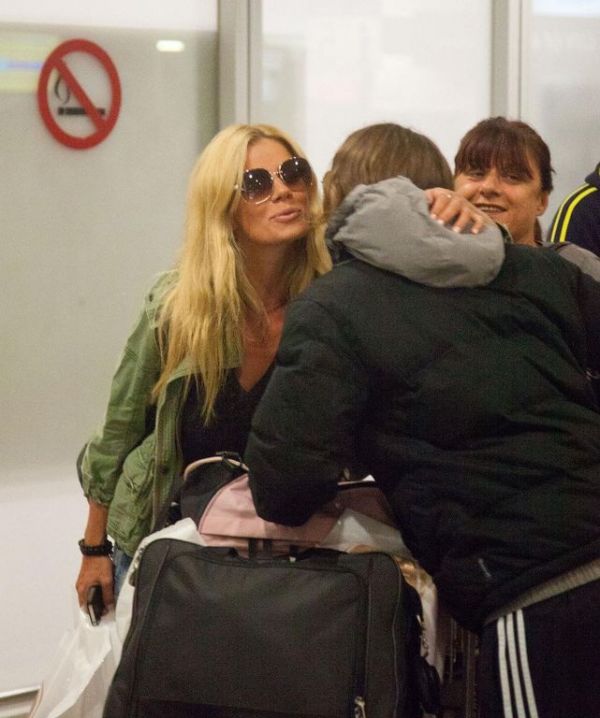 Ζέτα Μακρυπούλια: Η τυχαία συνάντηση στο αεροδρόμιο και τα φιλιά (φωτό)