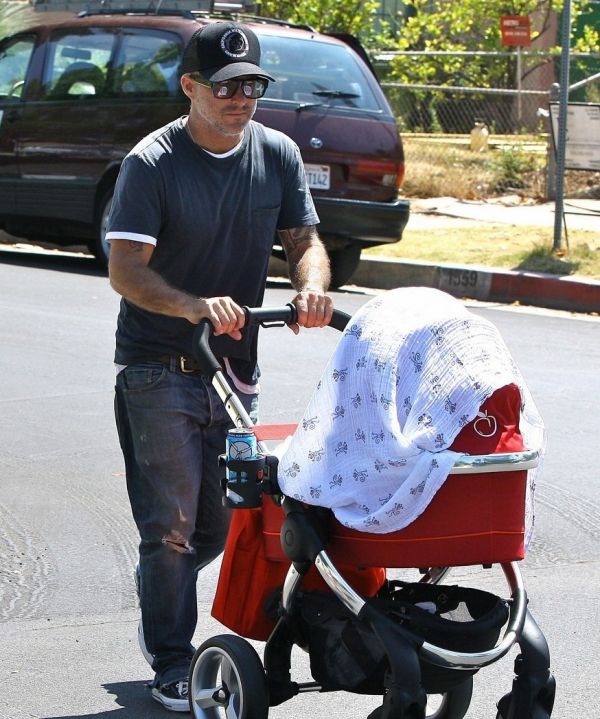 Selma Blair- Stroll: Βόλτα με το γιο τους