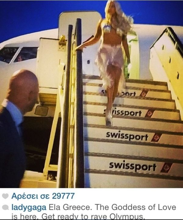 Η Lady Gaga γράφει Greeklish
