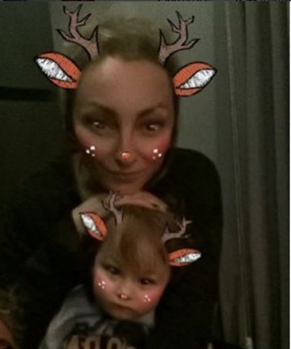 Η Ρέβη μας δείχνει το πρόσωπο του γιου της. Η φωτογραφία τους που θα σας ξετρελάνει