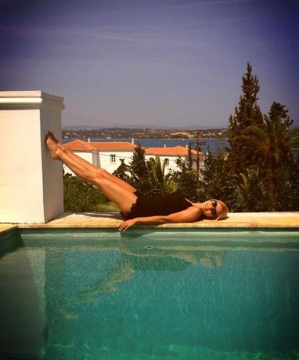 Έλενα Παπαβασιλείου- Σόφη Πασχάλη: Αναστάτωσαν τις Σπέτσες με τις σέξι πόζες τους!