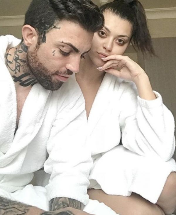 Power Of Love: Ζευγάρι με πασίγνωστο τραγουδιστή παίκτρια του ριάλιτι – Τα φιλιά και οι κοινές φωτό