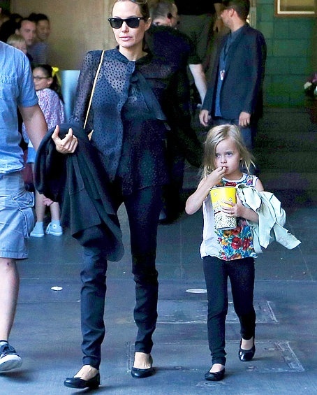 Μαμά και κόρη με ίδιο παντελόνι και παπούτσια! 