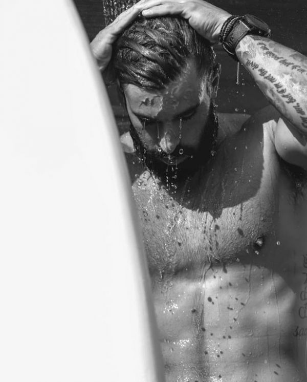 Ο Ηλίας Γκότσης κάνει ντους και αναστατώνει το Instagram! 