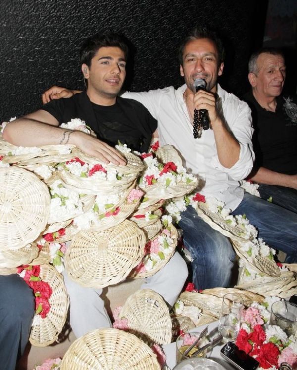 Άγρια η μάχη του Διονύση Μακρή με τα... λουλούδια!