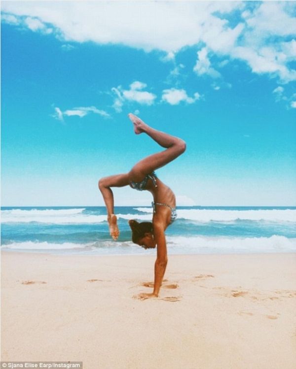 Κάνει yoga και τρελαίνει το Instagram