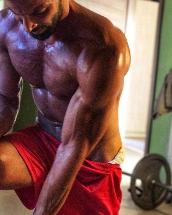 Survivor 2: Αυτό είναι το τελειότερο Six-pack που πέρασε ποτέ από το παιχνίδι!