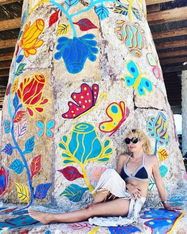 Η Ελένη με σγουρά μαλλιά, σέξι μαγιό και... τραυματισμένο γόνατο