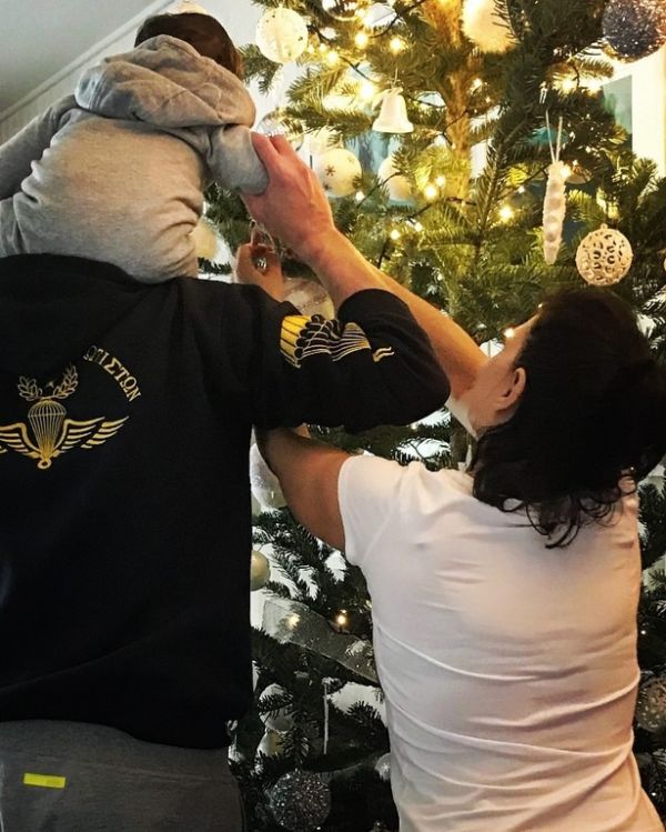 Ασλάνογλου – Πέππας: Δείτε να στολίζουν το χριστουγεννιάτικο δέντρο με τον εννέα μηνών γιο τους