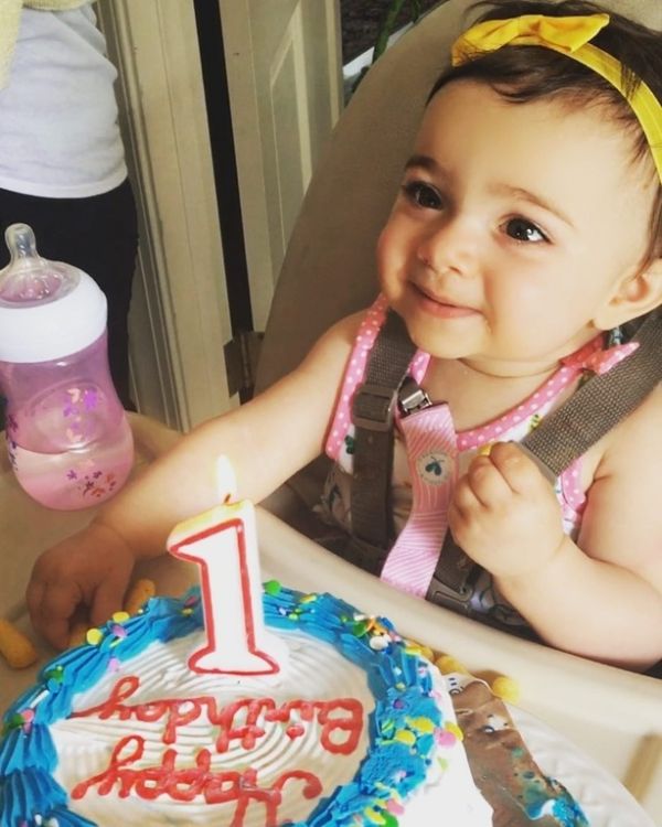 Καλομοίρα: Η κόρη της έγινε ενός έτους! Δείτε την μικρή να σβήνει το πρώτο της κεράκι