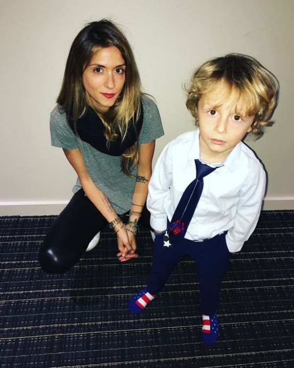 Σοφία Καρβέλα: Ποζάρει με τον γιο της Νινίκο