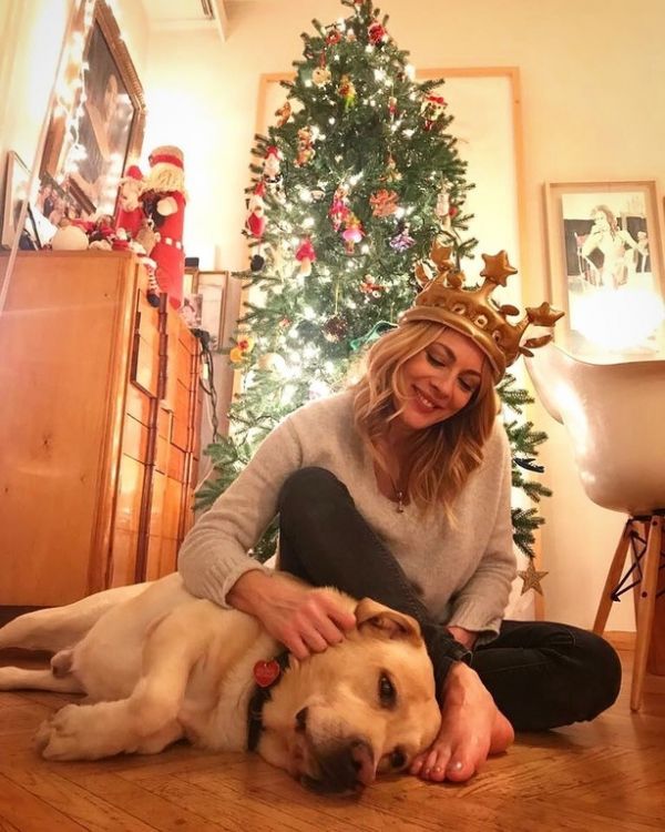  Η απίστευτη φωτογραφία της Καρύδη μπροστά από το χριστουγεννιάτικο δέντρο