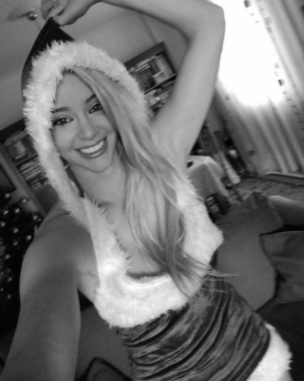 Ρία Αντωνίου: Ντύθηκε σέξι Aγιοβασιλίτσα και μοιράζει δώρα στον αντρικό πληθυσμό