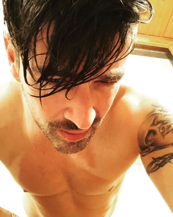 Γιάννης Αϊβάζης: Λιώνει στο γυμναστήριο και μας δείχνει τους… κοιλιακούς του